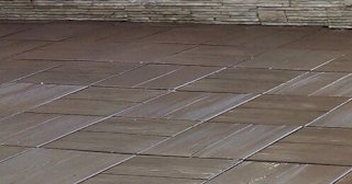 Бетонная брусчатка двора в Красном Сулине в октябре