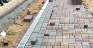 Профессиональная укладка плитки на улице в Красном Сулине в октябре