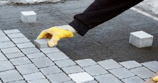 Монтаж тротуарной плитки на даче в Красном Сулине в октябре