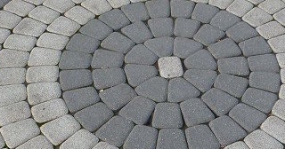 Профессиональная укладка клинкерной брусчатки в Красном Сулине в октябре