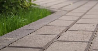 Профессиональная укладка тротуарных дорожек в Красном Сулине в октябре